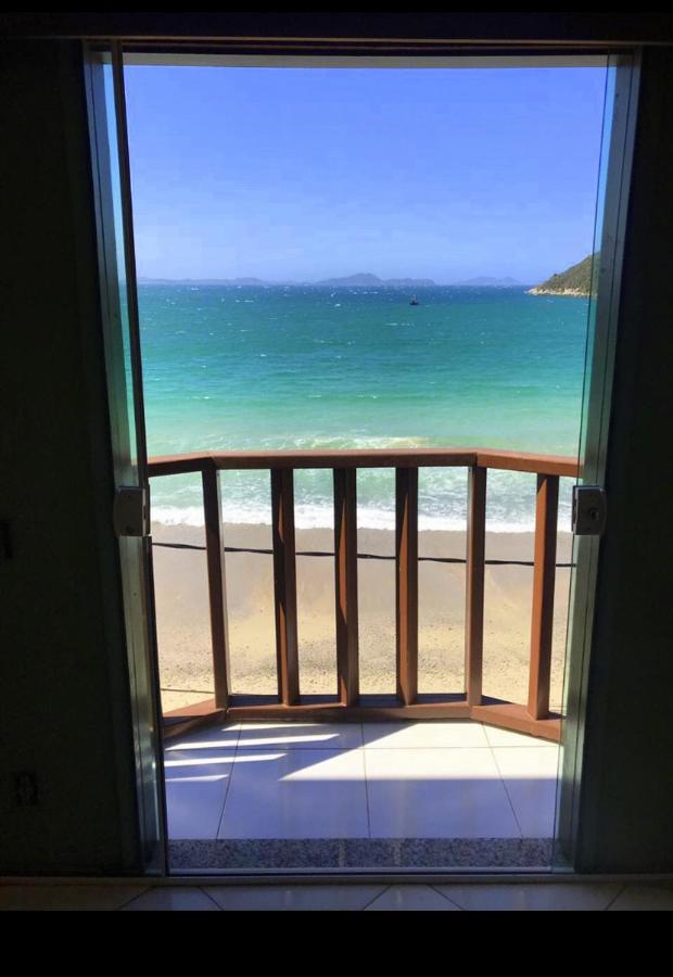 Habitación con cama grande y vistas al mar